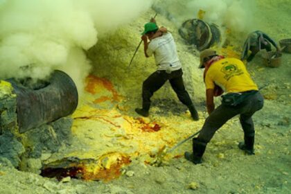 Buruh Kawah Ijen dan Kisah di Balik Keindahan Gunung Ijen