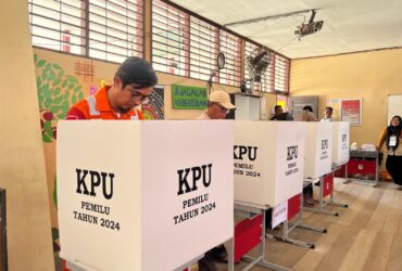 Pekerja Phe Nyoblos Di Lepas Pantai Energi Untuk Negeri, Suara Dari Lautan Untuk Demokrasi