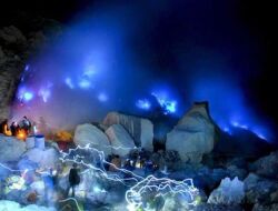 Mendaki Gunung Ijen, Menyaksikan Keajaiban Blue Fire