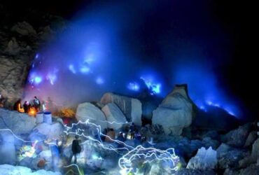 Mendaki Gunung Ijen untuk Menyaksikan Keajaiban Blue Fire