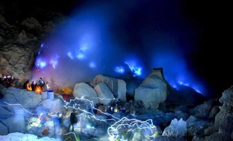 Mendaki Gunung Ijen untuk Menyaksikan Keajaiban Blue Fire