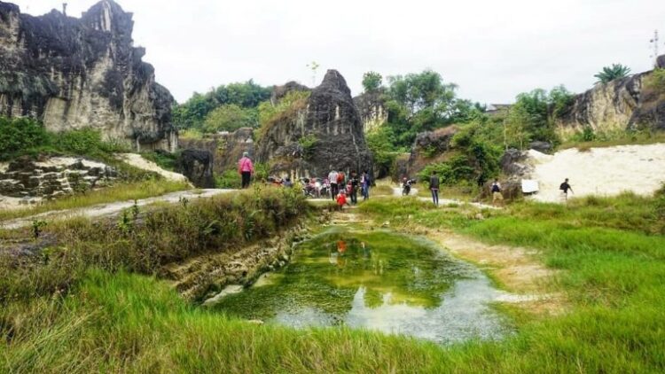 Menelusuri Jejak Sejarah di Balik Pesona Gunung Pegat Lamongan