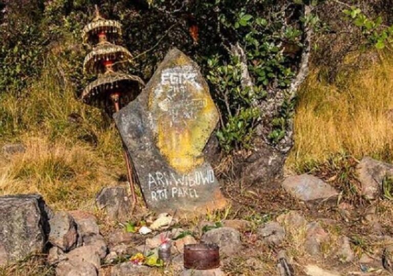 Rahasia Tersembunyi di Balik Makam-Makam Angker Gunung Lawu