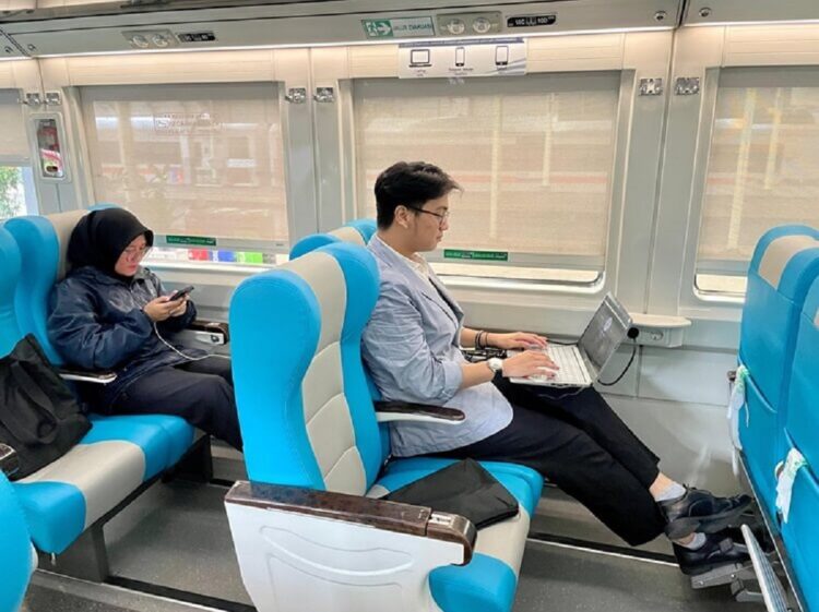Penumpang Kereta Api Tak Bisa Gunakan Stop Kontak Sembarangan, Ada Aturannya!