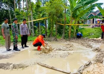 Warga Bojonegoro Dibuat Geger Adanya Semburan Lumpur Beraroma Belerang di Halaman Rumah
