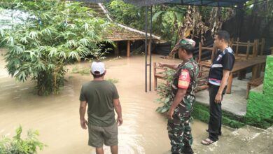 Waspada! Bengawan Solo Siaga Kuning, Pekarangan dan Warung di Cepu Terendam