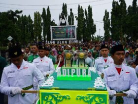 Diketahui, Blora telah meraih penghargaan Anugerah Adipura 2023 kategori Kota Kecil Terbersih. Anugerah tersebut diserahkan oleh Wakil Menteri Lingkungan Hidup, Alue Dohong kepada Bupati Blora Arief Rohman di Auditorium Soedjarwo, Gedung Manggala Wanabhakti KLHK Jakarta Pusat, Selasa 5 Maret 2024 lalu. "Kita harus tetap menjaga bagaimana Blora kotanya bersih. Yang terpenting sampah. Faktor pengelolaan sampah, TPA, terus kemudian bank sampah nanti kita terus galakkan," terang Arief. Dikatakan, Blora telah berhasil mendapat penghargaan adipura dengan bersaing kota/kabupaten seluruh Indonesia. Setidaknya Blora telah mendapat penghargaan Anugerah Adipura Kota Kecil Terbersih dua kali beruntun, yaitu tahun 2022 dan tahun 2023.