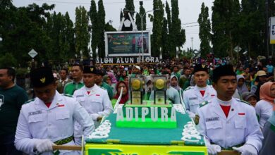 Diketahui, Blora telah meraih penghargaan Anugerah Adipura 2023 kategori Kota Kecil Terbersih. Anugerah tersebut diserahkan oleh Wakil Menteri Lingkungan Hidup, Alue Dohong kepada Bupati Blora Arief Rohman di Auditorium Soedjarwo, Gedung Manggala Wanabhakti KLHK Jakarta Pusat, Selasa 5 Maret 2024 lalu. "Kita harus tetap menjaga bagaimana Blora kotanya bersih. Yang terpenting sampah. Faktor pengelolaan sampah, TPA, terus kemudian bank sampah nanti kita terus galakkan," terang Arief. Dikatakan, Blora telah berhasil mendapat penghargaan adipura dengan bersaing kota/kabupaten seluruh Indonesia. Setidaknya Blora telah mendapat penghargaan Anugerah Adipura Kota Kecil Terbersih dua kali beruntun, yaitu tahun 2022 dan tahun 2023.