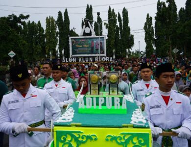 Diketahui, Blora telah meraih penghargaan Anugerah Adipura 2023 kategori Kota Kecil Terbersih. Anugerah tersebut diserahkan oleh Wakil Menteri Lingkungan Hidup, Alue Dohong kepada Bupati Blora Arief Rohman di Auditorium Soedjarwo, Gedung Manggala Wanabhakti KLHK Jakarta Pusat, Selasa 5 Maret 2024 lalu. "Kita harus tetap menjaga bagaimana Blora kotanya bersih. Yang terpenting sampah. Faktor pengelolaan sampah, TPA, terus kemudian bank sampah nanti kita terus galakkan," terang Arief. Dikatakan, Blora telah berhasil mendapat penghargaan adipura dengan bersaing kota/kabupaten seluruh Indonesia. Setidaknya Blora telah mendapat penghargaan Anugerah Adipura Kota Kecil Terbersih dua kali beruntun, yaitu tahun 2022 dan tahun 2023.