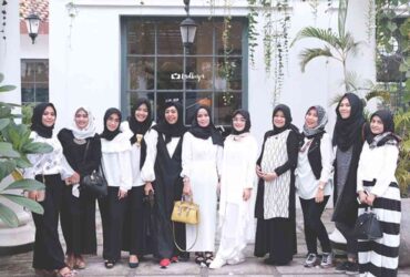 Anti Ribet! 5 Inspirasi Dresscode Bukber Puasa Ramadhan Simple Tapi Stylish