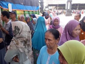 Ribuan Warga Blora Antre Beras Murah di Tengah Kekhawatiran Kenaikan Harga