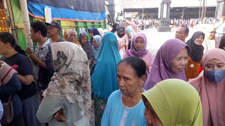 Ribuan Warga Blora Antre Beras Murah di Tengah Kekhawatiran Kenaikan Harga