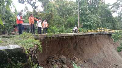 Tebing Sungai Bengawan Solo Longsor di Desa Gadon Cepu Blora, Putus Akses Jalan Kabupaten, 2 Rumah Terancam
