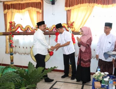 Sekolah Sisan Ngaji, Antara Busana Muslim dan Beban Baru