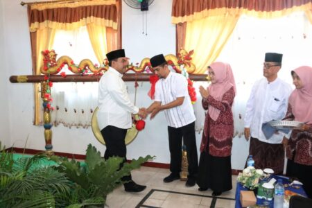 Sekolah Sisan Ngaji, Antara Busana Muslim dan Beban Baru