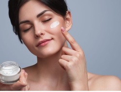 Rekomendasi Skincare Terbaik untuk Perempuan Blora, Bisa Anda Dapatkan di Indomart dan Alfamart