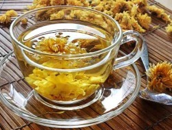 ## Manfaat Bunga Krisan (Chrysanthemum) yang Menakjubkan **Bunga krisan** (Chrysanthemum) bukan hanya cantik, tetapi juga kaya manfaat untuk kesehatan. Bunga berwarna kuning ini diolah menjadi **teh bunga krisan** yang berkhasiat untuk berbagai penyakit. **Kandungan Nutrisi Teh Bunga Krisan:** * Kalsium (29 mg) * Magnesium (8 mg) * Kalium (142 mg) * Vitamin A (580 IU) * Vitamin K (88 mikrogram) **Manfaat Teh Bunga Krisan:** 1. **Mengontrol Gula Darah:** Kandungan antioksidan, vitamin, dan serat dalam teh bunga krisan membantu mengontrol kadar gula darah dan mencegah diabetes tipe 2. 2. **Menjaga Kesehatan Jantung:** Kandungan kalium dalam teh bunga krisan menjaga kesehatan jantung dan tekanan darah. Antioksidannya melindungi tubuh dari stres oksidatif, sehingga risiko penyakit jantung berkurang. 3. **Mencegah Kanker Perut:** Riset menunjukkan bahwa teh bunga krisan berpotensi mengobati kanker lambung. Kombinasi bunga krisan, panax pseudoginseng, dan licorice dapat mencegah tukak lambung menjadi kanker. 4. **Meringankan Sakit Tenggorokan:** Kandungan antibakteri dan antiradang dalam teh bunga krisan membantu meredakan infeksi dan peradangan pada tenggorokan. 5. **Mengobati Osteoporosis:** Kandungan kalsium dalam teh bunga krisan membantu menjaga kekuatan tulang, mencegah tulang keropos, dan mengobati osteoporosis. **Penelitian lebih lanjut** diperlukan untuk memastikan efektivitas dan keamanan teh bunga krisan sebagai obat herbal. **Cara Menikmati Teh Bunga Krisan:** * Seduh bunga krisan kering dengan air panas. * Nikmati teh hangat atau dingin. **Bunga krisan** merupakan pilihan minuman yang menyehatkan dan lezat. Rasakan manfaatnya untuk kesehatan Anda!