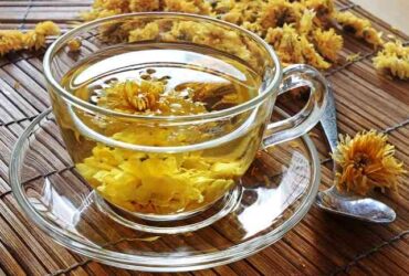 ## Manfaat Bunga Krisan (Chrysanthemum) yang Menakjubkan **Bunga krisan** (Chrysanthemum) bukan hanya cantik, tetapi juga kaya manfaat untuk kesehatan. Bunga berwarna kuning ini diolah menjadi **teh bunga krisan** yang berkhasiat untuk berbagai penyakit. **Kandungan Nutrisi Teh Bunga Krisan:** * Kalsium (29 mg) * Magnesium (8 mg) * Kalium (142 mg) * Vitamin A (580 IU) * Vitamin K (88 mikrogram) **Manfaat Teh Bunga Krisan:** 1. **Mengontrol Gula Darah:** Kandungan antioksidan, vitamin, dan serat dalam teh bunga krisan membantu mengontrol kadar gula darah dan mencegah diabetes tipe 2. 2. **Menjaga Kesehatan Jantung:** Kandungan kalium dalam teh bunga krisan menjaga kesehatan jantung dan tekanan darah. Antioksidannya melindungi tubuh dari stres oksidatif, sehingga risiko penyakit jantung berkurang. 3. **Mencegah Kanker Perut:** Riset menunjukkan bahwa teh bunga krisan berpotensi mengobati kanker lambung. Kombinasi bunga krisan, panax pseudoginseng, dan licorice dapat mencegah tukak lambung menjadi kanker. 4. **Meringankan Sakit Tenggorokan:** Kandungan antibakteri dan antiradang dalam teh bunga krisan membantu meredakan infeksi dan peradangan pada tenggorokan. 5. **Mengobati Osteoporosis:** Kandungan kalsium dalam teh bunga krisan membantu menjaga kekuatan tulang, mencegah tulang keropos, dan mengobati osteoporosis. **Penelitian lebih lanjut** diperlukan untuk memastikan efektivitas dan keamanan teh bunga krisan sebagai obat herbal. **Cara Menikmati Teh Bunga Krisan:** * Seduh bunga krisan kering dengan air panas. * Nikmati teh hangat atau dingin. **Bunga krisan** merupakan pilihan minuman yang menyehatkan dan lezat. Rasakan manfaatnya untuk kesehatan Anda!