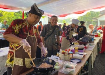 Melihat Keseruan Lomba Memasak Nasi Goreng ala Bapak-bapak di Pendopo Pemkab Bojonegoro 6 Melihat Keseruan Lomba Memasak Nasi Goreng ala Bapak-bapak di Pendopo Pemkab Bojonegoro