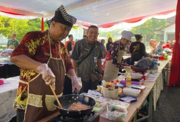 Melihat Keseruan Lomba Memasak Nasi Goreng ala Bapak-bapak di Pendopo Pemkab Bojonegoro