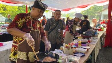 Melihat Keseruan Lomba Memasak Nasi Goreng ala Bapak-bapak di Pendopo Pemkab Bojonegoro