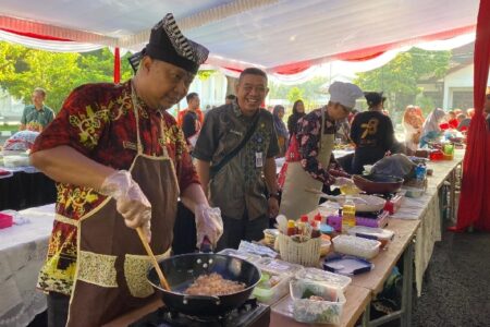 Melihat Keseruan Lomba Memasak Nasi Goreng ala Bapak-bapak di Pendopo Pemkab Bojonegoro