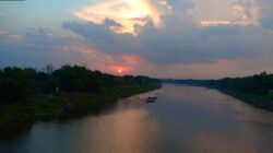 Menjelajahi Keindahan Tersembunyi Jembatan Cepu Padangan: Perpaduan Sejarah, Kuliner, dan Pemandangan Alam