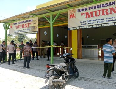Perampok Bersenpi Gasak 4 Ons Emas di Toko Murni Blora