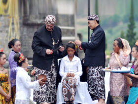 Ritual Sakral Cukur Rambut Gimbal di Negeri Atas Awan Dieng Simbol Harmonis Antara Manusia dan Alam Ghaib