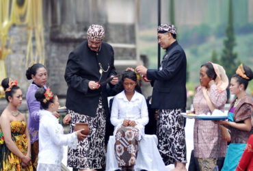 Ritual Sakral Cukur Rambut Gimbal di Negeri Atas Awan Dieng Simbol Harmonis Antara Manusia dan Alam Ghaib