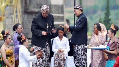 Ritual Sakral Cukur Rambut Gimbal di Negeri Atas Awan Dieng, Simbol Harmonis Antara Manusia dan Alam Ghaib