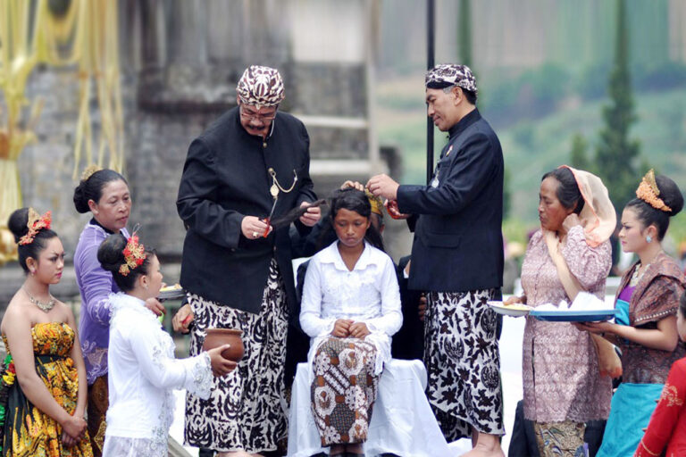 Ritual Sakral Cukur Rambut Gimbal di Negeri Atas Awan Dieng Simbol Harmonis Antara Manusia dan Alam Ghaib