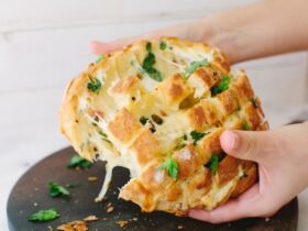 Cheesy Garlic Bread Olahan Makanan dari Keju yang Creamy dan Gurih Ini Resep dan Cara Mengolahnya