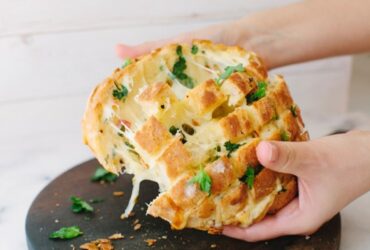 Cheesy Garlic Bread Olahan Makanan dari Keju yang Creamy dan Gurih Ini Resep dan Cara Mengolahnya