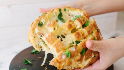 Cheesy Garlic Bread Olahan Makanan dari Keju yang Creamy dan Gurih Ini Resep dan Cara Mengolahnya