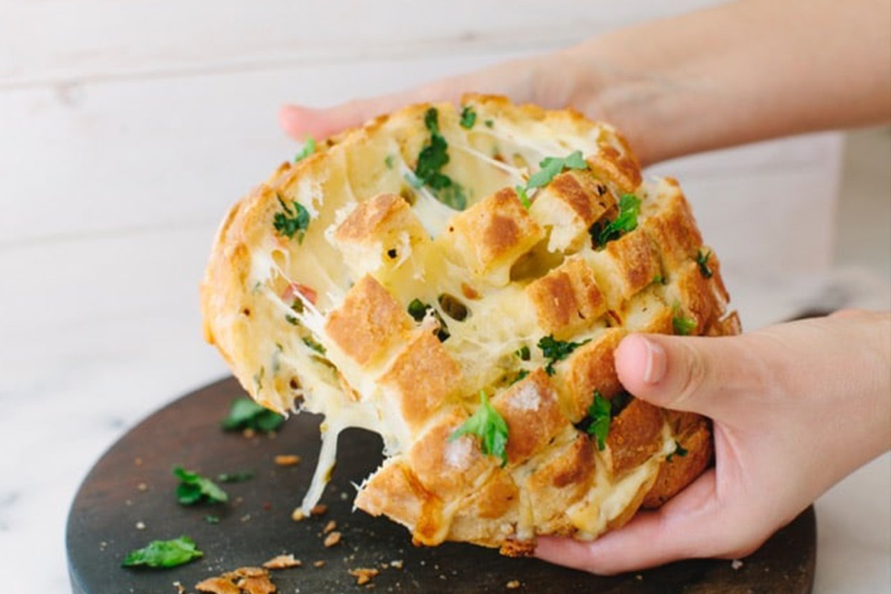 Cheesy Garlic Bread Olahan Makanan dari Keju yang Creamy dan Gurih Ini Resep dan Cara Mengolahnya