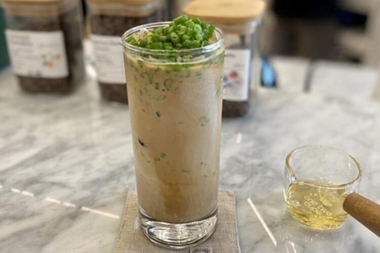 Resep Ideal Bikin Es Kopi Daun Bawang yang Autentik Trend Minuman Unik dan Viral di Tahun 2024