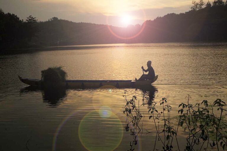 Waduk Greneng Destinasi Wisata Alam di Blora Paling Populer dengan View Sunsetnya yang Paling Ikonik