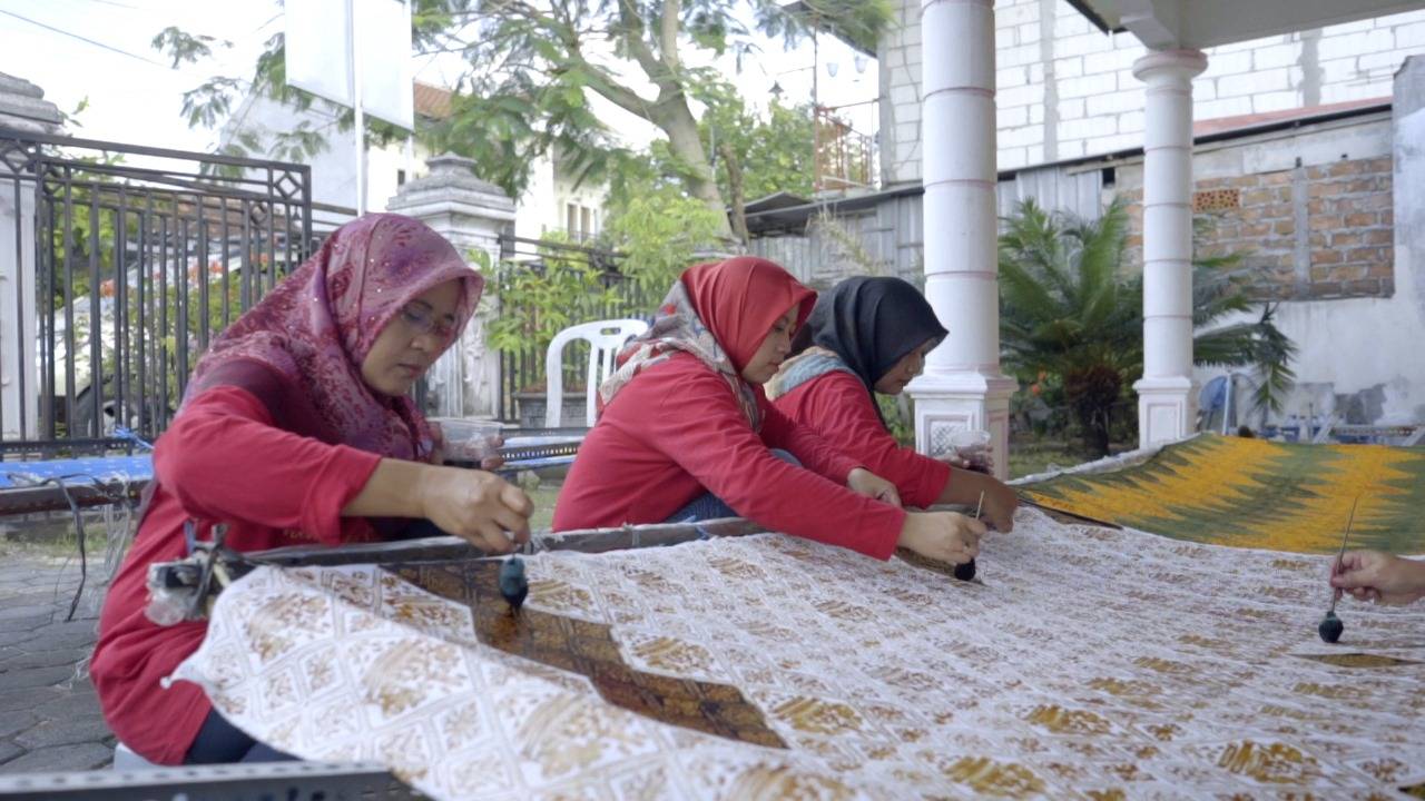 Batik Sambiloto Kreasi Kreatif Seorang Guru TK di Bojonegoro Pertahankan Warisan Budaya Lokal di Era Milenial