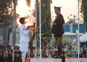 Berjalan Lancar Kapolres Blora Pimpin Upacara Sakral Penurunan Bendera Pusaka HUT ke-79 RI di Blora