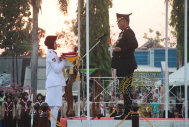 Berjalan Lancar Kapolres Blora Pimpin Upacara Sakral Penurunan Bendera Pusaka HUT ke-79 RI di Blora