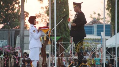 Berjalan Lancar Kapolres Blora Pimpin Upacara Sakral Penurunan Bendera Pusaka HUT ke-79 RI di Blora