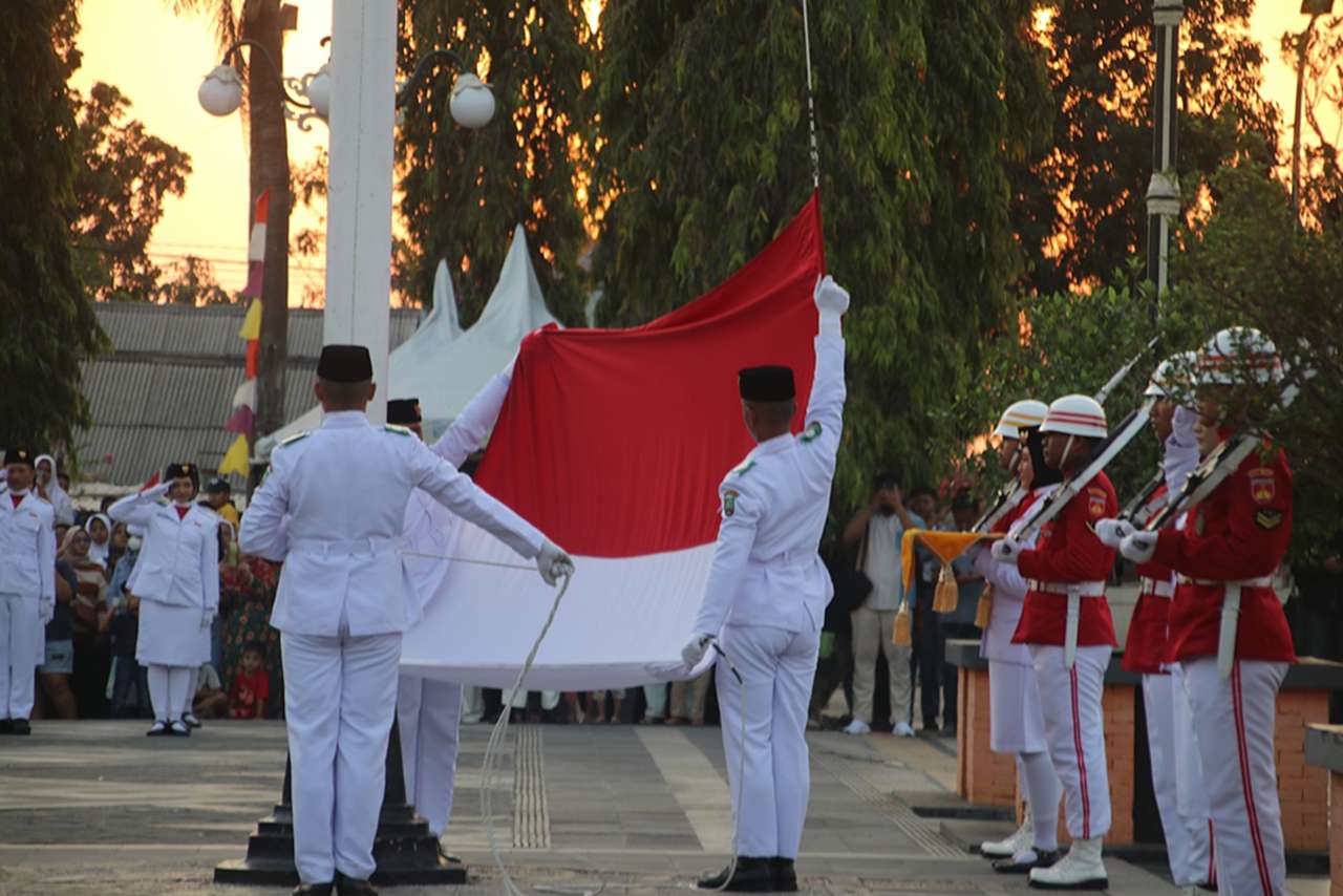 Kapolres Blora Pimpin Upacara Sakral Penurunan Bendera Pusaka HUT ke-79 RI di Blora