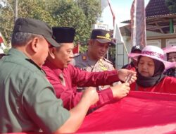 MANTAP! Meriahkan HUT RI, Kades dan Warga di Blora Ini Kompak Jahit Bendera Merah Putih 79 Meter di Jalan Desa