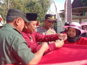 Mantap Meriahkan HUT RI Kades dan Warga di Blora Ini Kompak Jahit Bendera Merah Putih 79 Meter di Jalan Desa