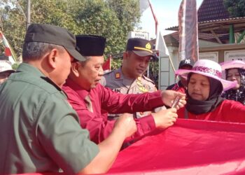 Mantap Meriahkan HUT RI Kades dan Warga di Blora Ini Kompak Jahit Bendera Merah Putih 79 Meter di Jalan Desa