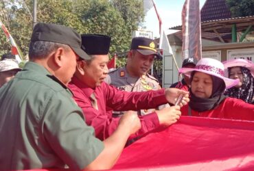 Mantap Meriahkan HUT RI Kades dan Warga di Blora Ini Kompak Jahit Bendera Merah Putih 79 Meter di Jalan Desa