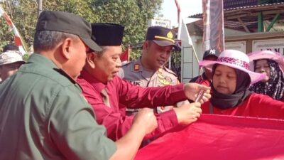 MANTAP! Meriahkan HUT RI, Kades dan Warga di Blora Ini Kompak Jahit Bendera Merah Putih 79 Meter di Jalan Desa