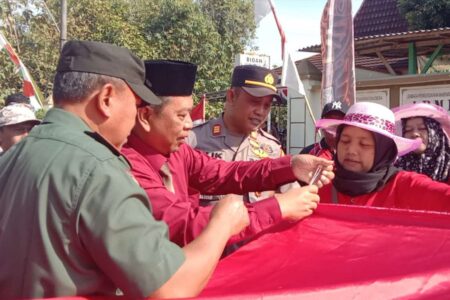 Mantap Meriahkan HUT RI Kades dan Warga di Blora Ini Kompak Jahit Bendera Merah Putih 79 Meter di Jalan Desa