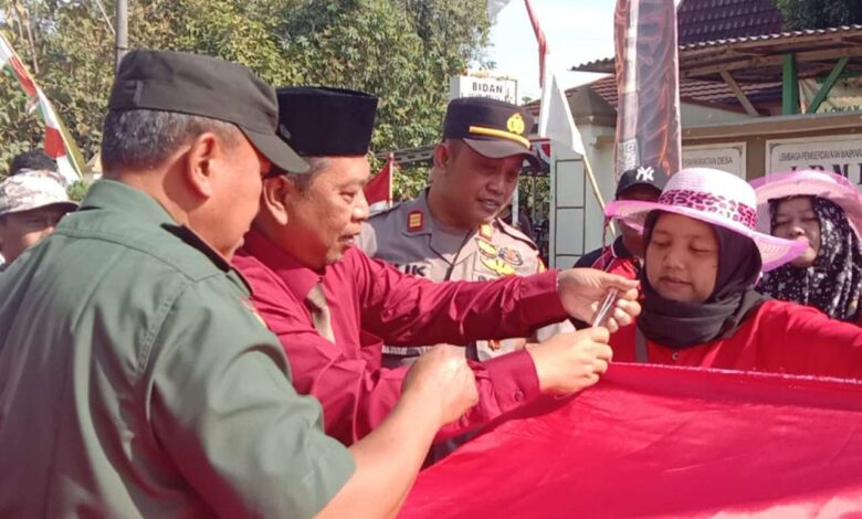 Mantap Meriahkan HUT RI Kades dan Warga di Blora Ini Kompak Jahit Bendera Merah Putih 79 Meter di Jalan Desa
